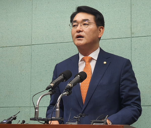 더불어민주당 당 대표 선거에 출마한 박용진 의원이 11일 전북도의회에서 기자회견을 열고 "떳떳하고 이기는 민주당을 만들겠다"고 각오를 밝히고 있다.