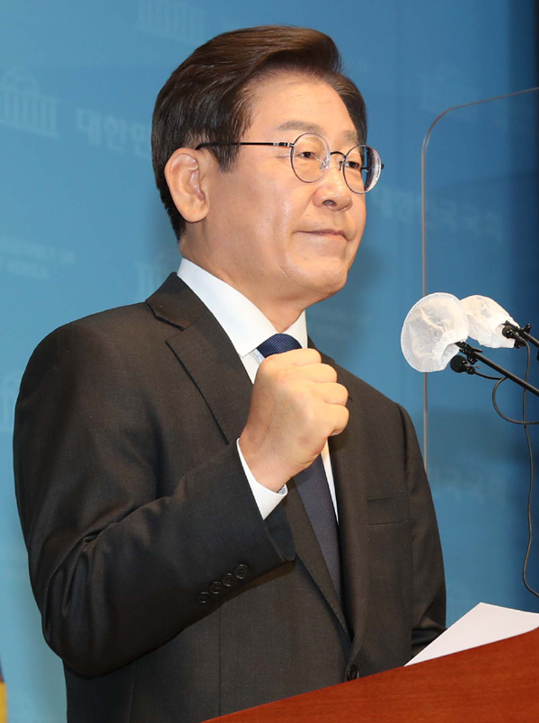 더불어민주당 이재명 의원이 17일 서울 여의도 국회 소통관에서 당대표 출마 기자회견을 하고 있다. /연합뉴스
