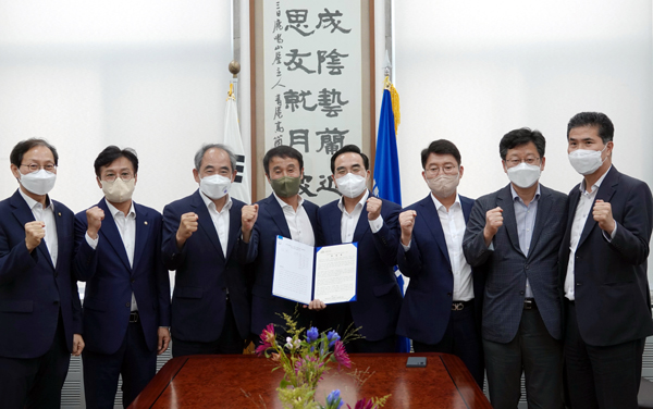더불어민주당 한병도 전북도당위원장을 포함한 도내 지역구 국회의원들이, 박홍근 민주당 원내대표에게 '전북특별자치도 설치'를 강력히 촉구하고 있다. /한병도 의원실 제공