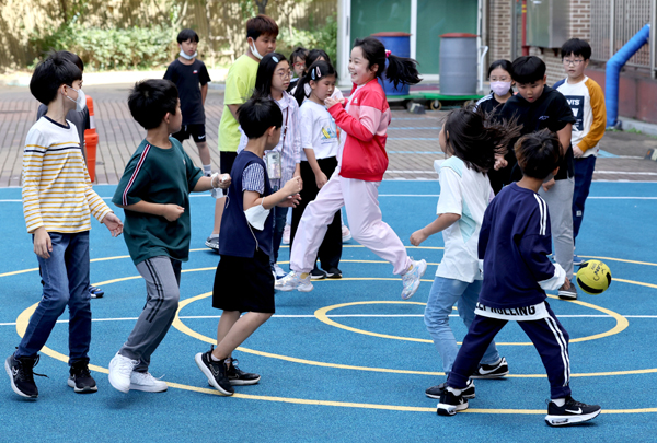 실외 마스크 착용 의무가 전면 해제된 26일 오후 한 초등학교에서 학생들이 마스크를 벗고 야외 체육 활동을 하고 있다. /연합뉴스