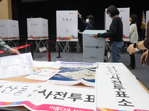 4·5 재·보궐선거 사전투표를 하루 앞둔 30일 오후 사전투표소가 설치되고 있다. 