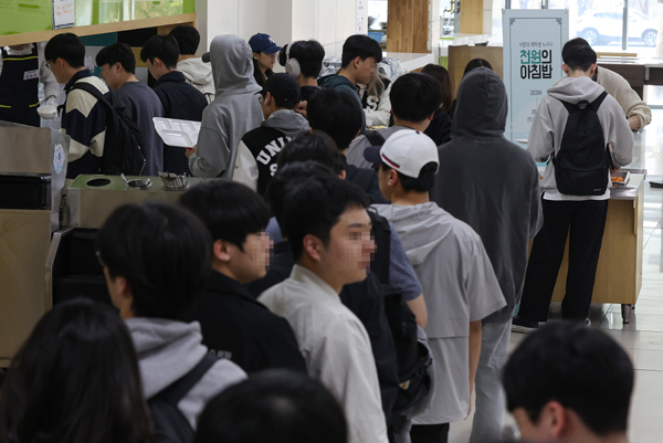 3일 오전 한 대학교 학생식당에서 학생들이 '천원의 아침밥'을 먹기 위해 줄을 서 있다. /연합뉴스