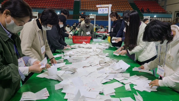 5일 오후 전주화산체육관 전주을 국회의원 재선거 개표장에서 개표종사원들이 투표용지를 확인하고 있다.