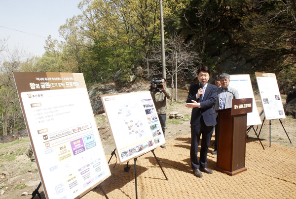 우범기 전주시장이 12일 동고산성에서 '왕의궁원 프로젝트'에 대한 현장 브리핑을 하고 있다. /전주시 제공