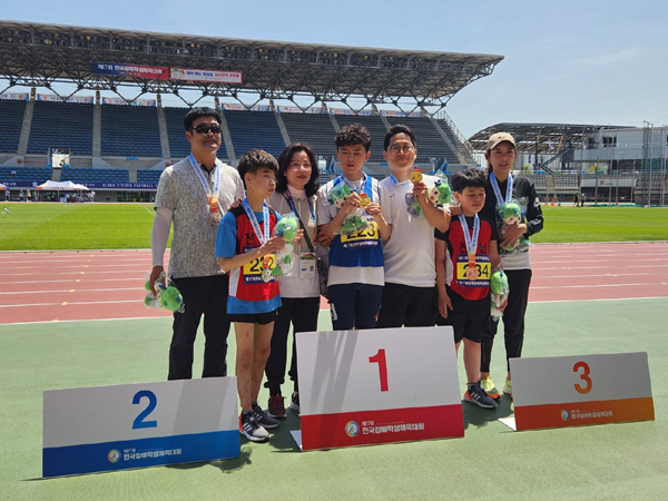 육상트랙 장재민(전북맹아학교)이 역시 남자 초,중등부 100m(T11)에서 금메달을 따내며 대회 4회 연속 획득 기록을 세웠다.