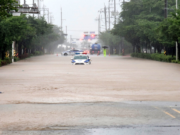전북에 이틀째 200㎜가 넘는 폭우가 쏟아진 가운데 군산시 공설운동장 뒤편 도로에 차들이 물에 잠겼다. /연합뉴스