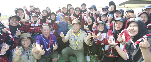 2023 새만금 세계잼버리가 시작된 1일 김관영 도지사가 입영하는 참가자들을 만나 환영의 인사를 나누고 있다. /전북도 제공