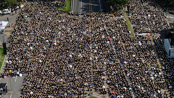2일 오후 서울 영등포구 국회대로에서 열린 '0902 50만 교원 총궐기 추모 집회'에 공교육 정상화를 요구하는 많은 교사들이 참가하고 있다.