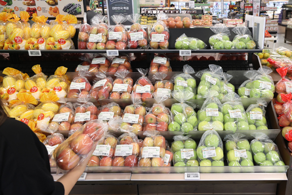 한국농수산식품유통공사(aT) 등에 따르면 추석 성수기 수요가 증가하는 사과, 배 등 과일 가격은 1년 전보다 높은 반면, 배추, 무 등 채소류 가격은 상대적으로 낮은 수준을 유지하는 것으로 나타났다. 사진은 3일 대형마트에서 장을 보는 시민들. /연합뉴스