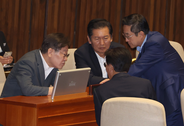 더불어민주당 이재명 대표가 5일 국회에서 열린 본회의에 참석, 의원들과 대화를 하고 있다. /연합뉴스