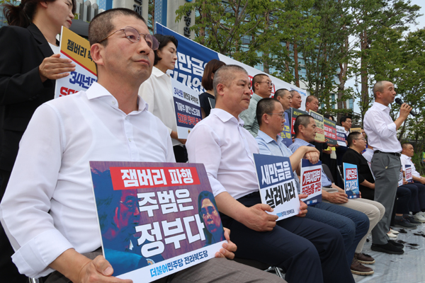 한병도 의원과 전북도의회 이ㅡ원들이 12일 기획재정부 앞에서 삭발식을 가졌다.