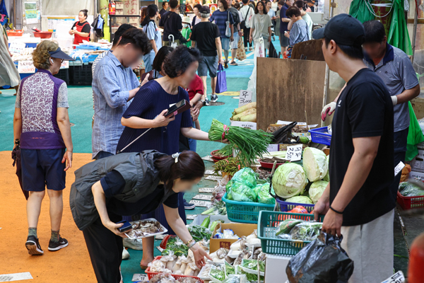 추석을 열이틀 앞둔 17일 오후 시내 한 전통시장 채소가게가 손님들로 붐비고 있다. /연합뉴스
