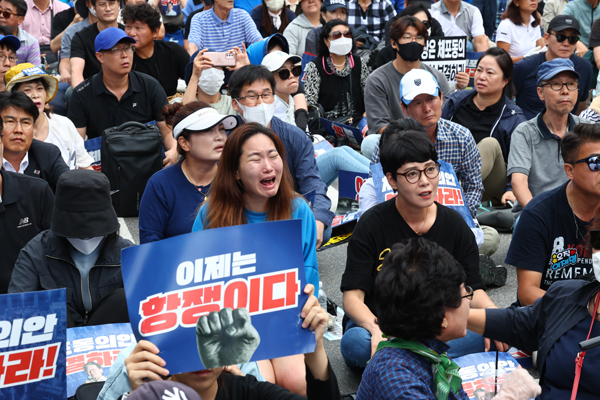 더불어민주당 이재명 대표 체포동의안이 가결된 21일 오후 서울 영등포구 국회 앞에서 이 대표 지지자들이 탄식하고 있다. /연합뉴스