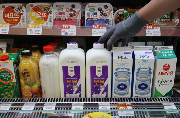 우유 가격이 오르는 이른바 '밀크플레이션'(우유+인플레이션)으로 '가성비'를 갖춘 편의점 자체 브랜드(PB) 우유가 주목받고 있다. 10일 CU에 따르면 이달 1~9일 PB 우유 매출은 지난달 같은 기간 대비 48.8% 늘었다. 사진은 이날 CU편의점에서 판매 중인 우유 자체상표 상품 모습. /연합뉴스