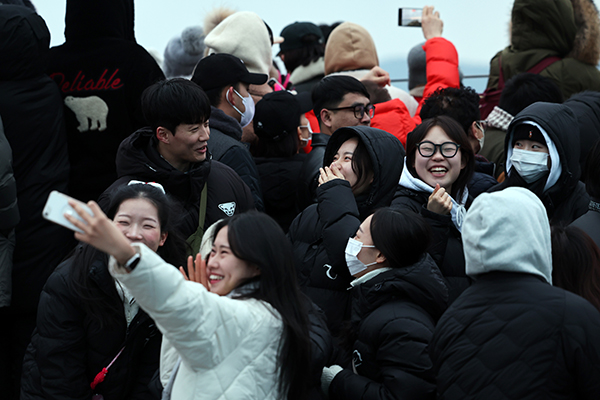 갑진년(甲辰年) 첫날인 1일 오전 시민들이 새해 첫 해돋이를 기다리면서 기념 사진을 찍고 있다. /연합뉴스