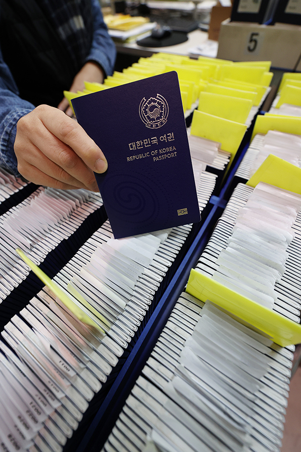 여권 발급이 팬데믹 종식 이후 급증하고 있는 가운데 9일 구청 직원이 여권발급 업무를 하고 있다. /연합뉴스