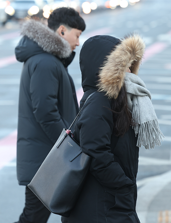 아침기온이 뚝 떨어지며 추운 날씨를 보인 15일 오전 도심 네거리에서 시민들이 이동하고 있다. /연합뉴스
