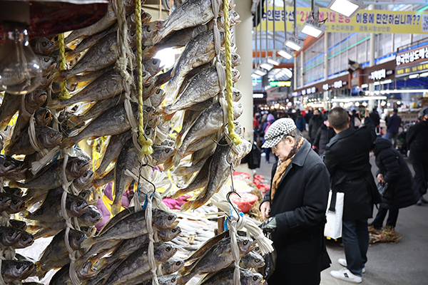 설 명절을 앞둔 28일 한 시장에서 시민들이 제수용품을 둘러보고 있다. /연합뉴스