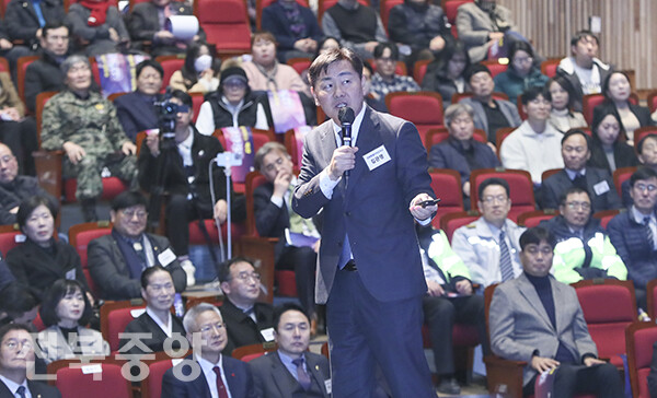 지난달 25일부터 열린 전북특별자치도 출범 기념 찾아가는 도민 보고회에서 김관영 도지사가 전북형 특례를 설명하고 있다. /자치도 제공