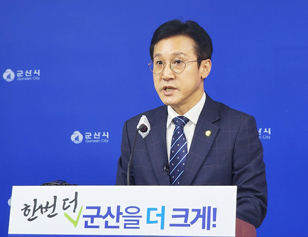 더불어민주당 신영대(56) 의원이 15일 전북 군산시청에서 기자회견을 열어 총선 재선 출마를 선언하고 있다. /연합뉴스
