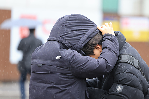 전국 곳곳에 비가 내린 18일 오후 시민들이 겉옷으로 비를 막고 있다. /연합뉴스