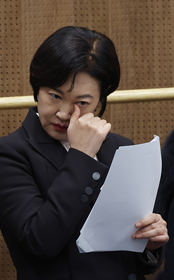 더불어민주당 이수진 의원이 22일 국회에서 탈당 기자회견을 앞두고 맺힌 눈물을 닦고있다. /연합뉴스