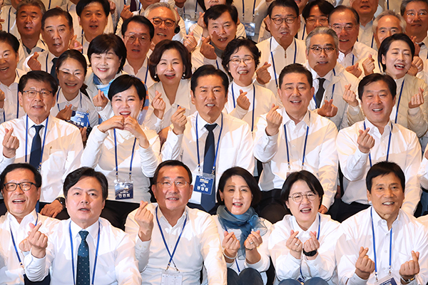 더불어민주당 정청래 대표와 김병기 원내대표가 최근 경기 광주시 곤지암리조트에서 열린 '2025 전국지역위원장 워크숍'에서 지역위원장 등 참석자들과 함께 기념촬영 하고 있다. /연합뉴스