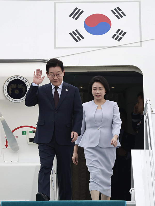 튀르키예를 국빈 방문한 이재명 대통령과 김혜경 여사가 24일(현지시간) 앙카라 에센보아 국제공항에 도착한 공군 1호기에서 환영객들에게 인사하고 있다. /연합뉴스