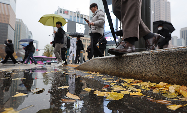 비가 내린 25일 거리에 우산을 쓴 시민들이 이동하고 있다. /연합뉴스