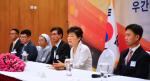박근혜 대통령이 28일 오후(현지시간) 아프리카 순방 두 번째 나라인 우간다에 도착, 수도 캄팔라에서 열린 동포간담회에서 인사말을 하고 있다.