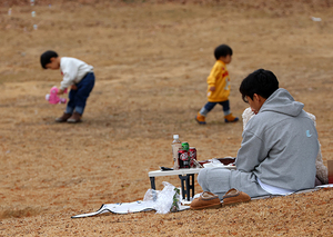 평년보다 높은 기온으로 때아닌 봄날씨를 보인 10일 시민들이 가벼운 옷차림으로 휴식하고 있다. /연합뉴스