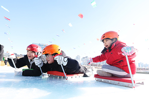 올겨울 최강 한파가 몰아친 17일 스케이장에서 어린이들이 썰매를 타며 즐거워하고 있다. /연합뉴스