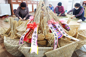 지난달 31일 오전 '복조리 마을'로 불리는 마을회관에서 어르신들이 설 명절을 앞두고 복조리를 만들고 있다. /연합뉴스