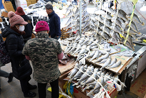 설 명절을 앞둔 4일 오전 한 시장에서 한 상인이 굴비를 팔고 있다. /연합뉴스