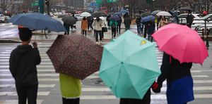 비가 내린 15일 오전 우산을 쓴 시민들이 횡단보도 신호를 기다리고 있다. /연합뉴스