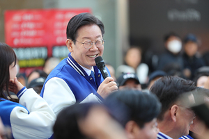 더불어민주당 이재명 대표가 14일 오전 대전 중구 으능정이 거리를 방문해 발언하고 있다. /연합뉴스