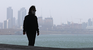 올봄 첫 황사 유입으로 미세먼지 수준이 나쁨을 기록한 17일 시민들이 마스크를 쓰고 산책하고 있다. /연합뉴스