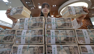 일본은행이 금융정책결정회의에서 2007년 2월 이후 17년 만에 금리 인상을 결정한 19일 하나은행 본점 위변조대응센터에서 직원이 엔화를 정리하고 있다. /연합뉴스