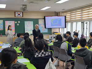 스즈키 히토시 전 요코하마중학교 교사의 고별 한·일 공동평화수업이 지난달 29일 전주근영중학교 솔관 4층 수업나눔실에서 열렸다.