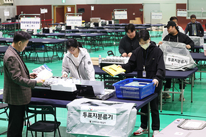 제22대 국회의원선거를 이틀 앞둔 8일 오후 한 개표소에서 관계자들이 개표 장비를 점검하고 있다. /연합뉴스