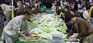 제22대 국회의원 선거일인 10일 오후 한 개표소에서 분주하게 개표 작업이 이뤄지고 있다.