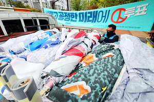 11일 오후 한 도로에서 직원들이 철거한 제22대 국회의원 선거 현수막을 운반하고 있다. /연합뉴스