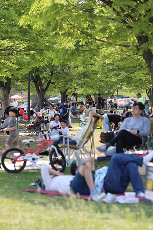 한낮 기온이 29도까지 오르며 초여름 날씨를 보인 14일 오후 시민들이 공원에서 나들이를 즐기고 있다. /연합뉴스