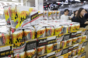 맥주 수입 규모가 20% 정도 줄었지만 일본 맥주 수입은 갑절 이상 증가한 것으로 나타난 17일 ㅎ나 대형마트에 일본 맥주가 진열되어 있다. 관세청에 따르면  올해 1분기 맥주 수입액은 4,515만 5천달러로 작년 동기 대비 19.8% 줄었다. 반면 일본 맥주 수입액은 1,492만 5천달러로 지난해 동기보다 125.2% 증가했다. /연합뉴스