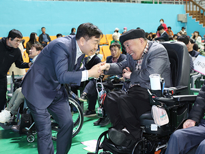 18일 전주 화산체육관에서 ‘제44회 장애인의 날’ 기념행사에 열려 김관영 도지사가 참석자들과 눈을 맞추며 인사하고 있다. /자치도 제공